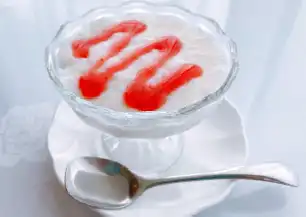 杏仁豆腐（イチゴソース）