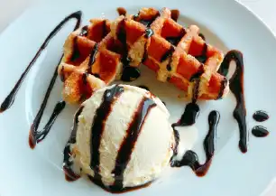 ベルギーワッフルバニラ添え（チョコレートソース）